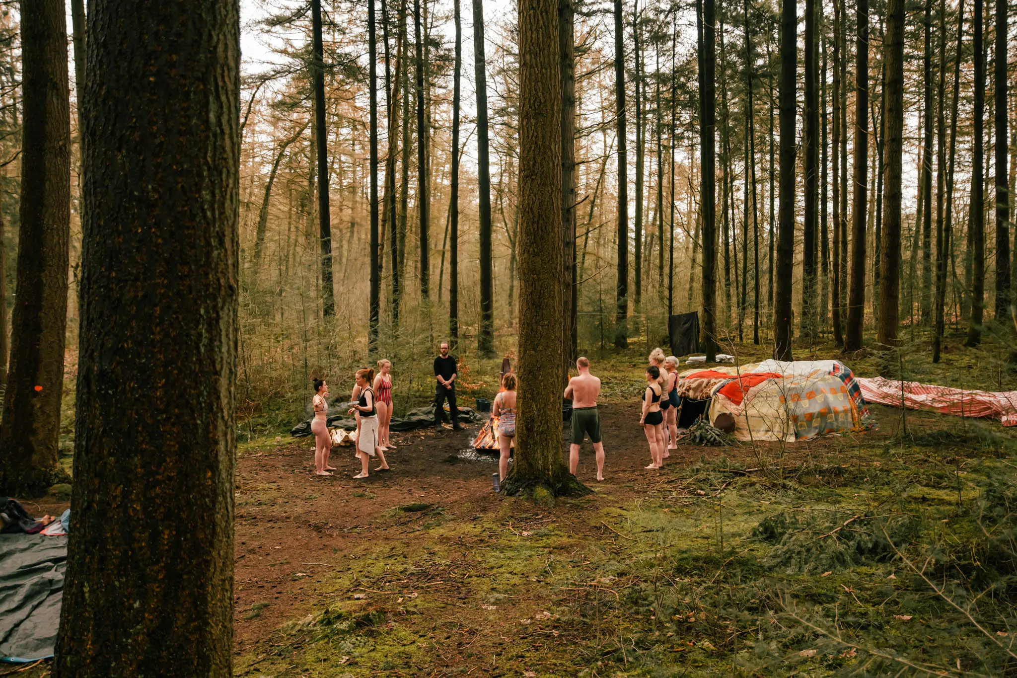 zweethut ceremonie in de bossen van Drenthe bij Winterwoods tijdens een weekendje weg wintercamperen